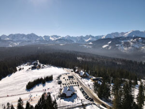רכבל כסאות ב-Małe Ciche עם חניה חינם, גישה נוחה לשביל העצים Sky Walk Poronin ופרטים על כתובת, טלפון ושעות.