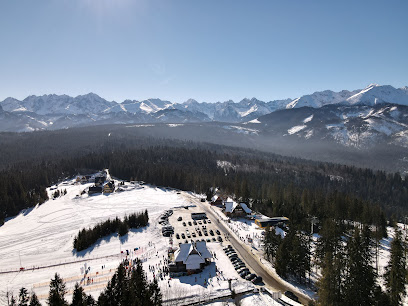 רכבל כסאות ב-Małe Ciche עם חניה חינם, גישה נוחה לשביל העצים Sky Walk Poronin ופרטים על כתובת, טלפון ושעות.